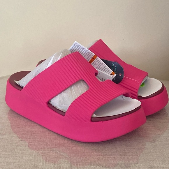 CROCS Shoes - Crocs Women's Getaway Groove Platform H-Strap Sandal | Dragon Fruit